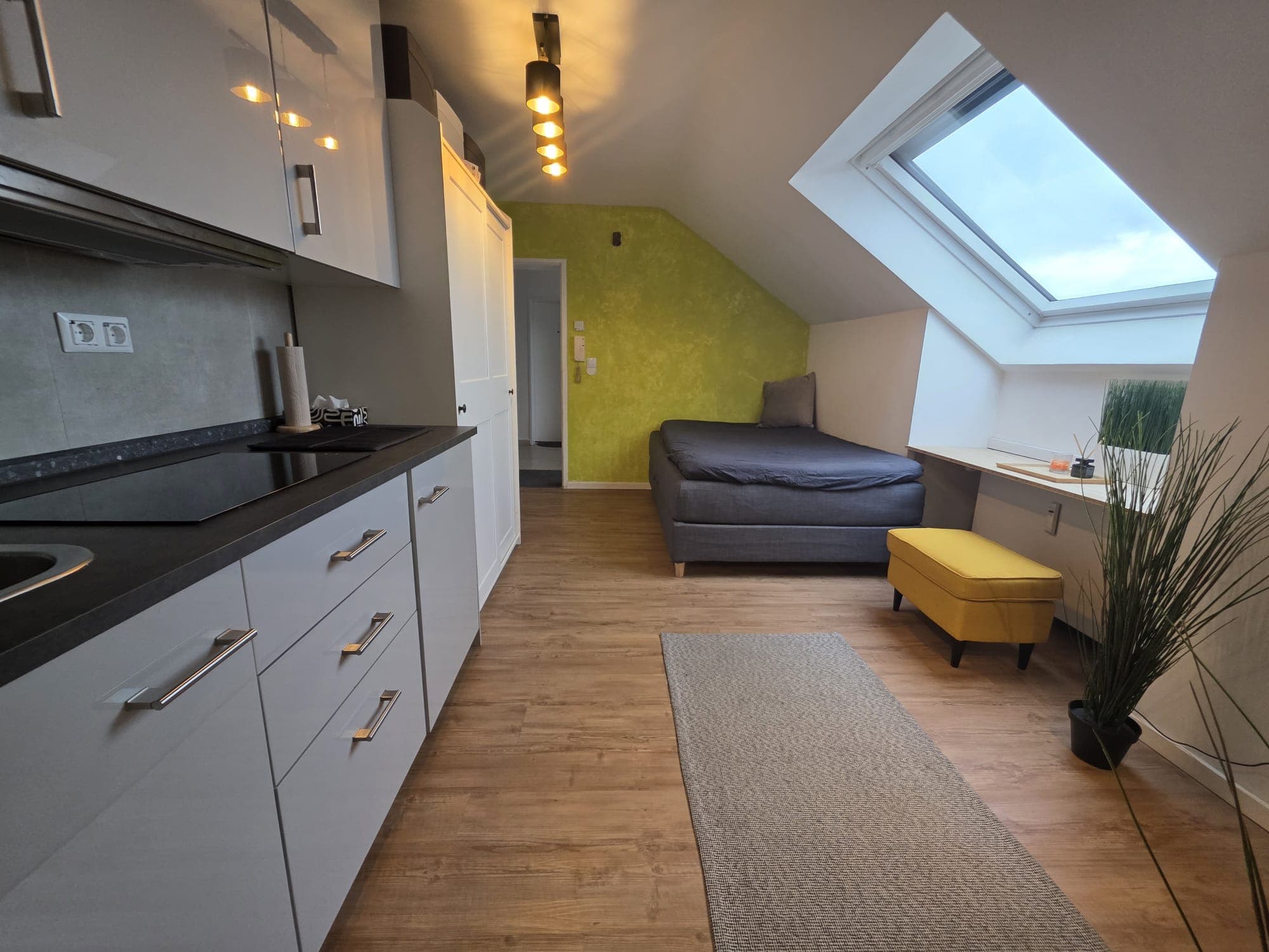 Freshly renovated and high-end furnished 3-room shared apartment in the center of Cologne-Kalk thumbnail 2