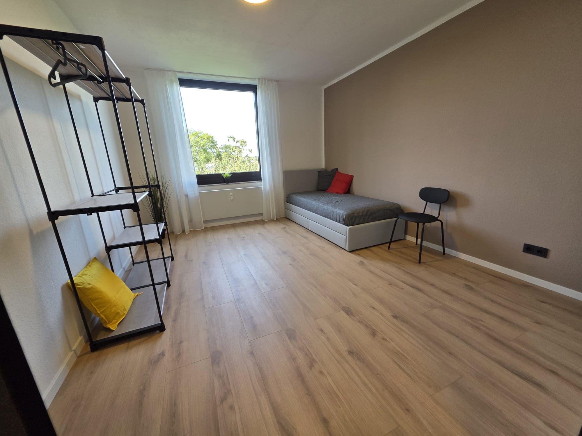 Freshly renovated and high-end furnished 3-room shared apartment in the center of Cologne-Kalk thumbnail 3