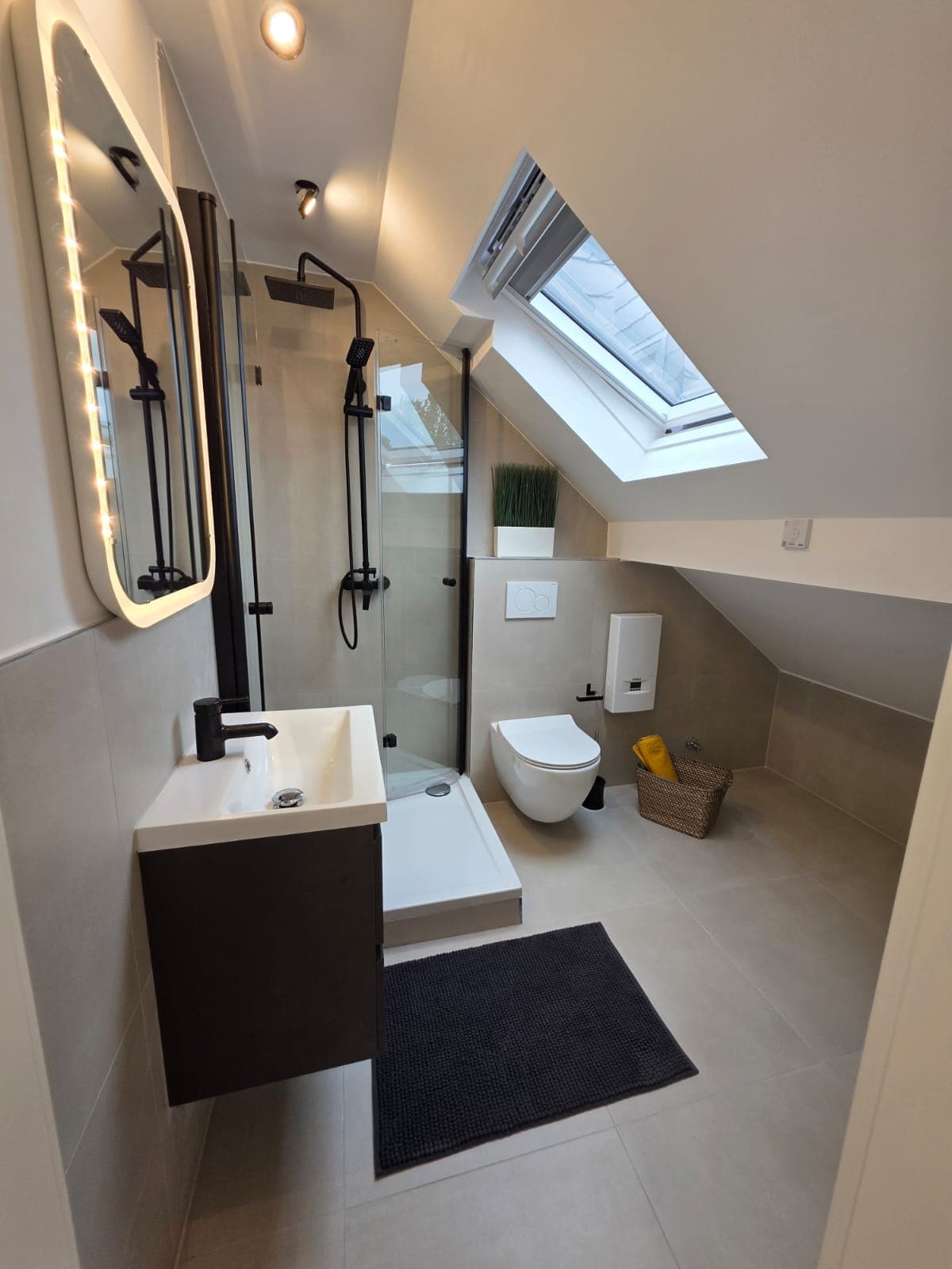 Freshly renovated and high-end furnished 3-room shared apartment in the center of Cologne-Kalk thumbnail 6